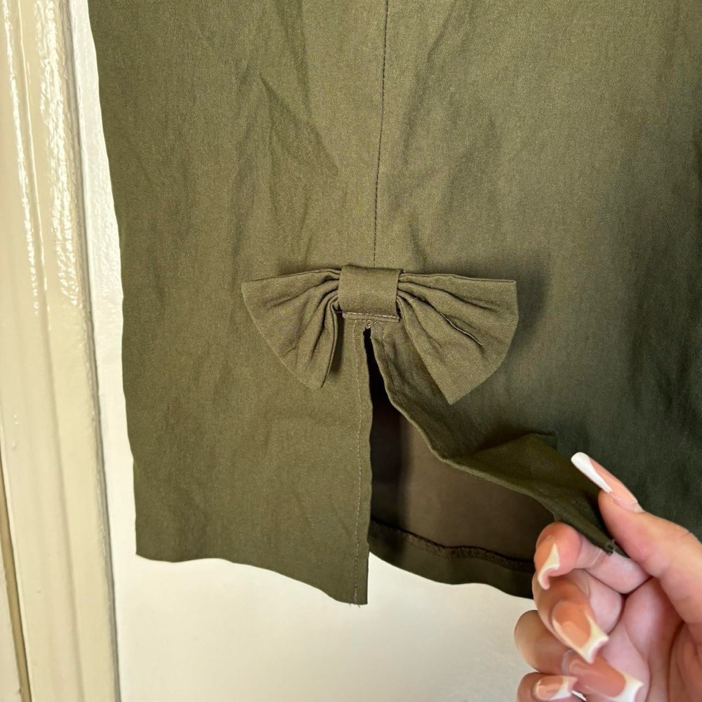Dark green and midi pencil skirt with a zipper on the back